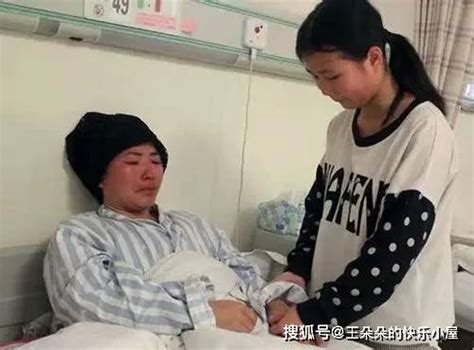 为挣钱救女妈妈打工三年没回家，挂断电话后女儿急得拍打手机屏幕