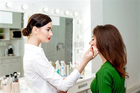 专业化妆师在女脸上涂高清图片下载-正版图片506466924-摄图网