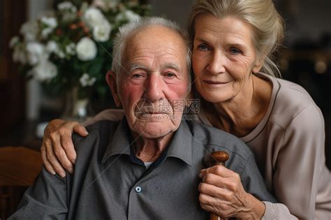 相互依靠的老年夫妻高清图片下载-正版图片600555079-摄图网