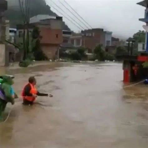 暴雨后男子开越野车渡河，刚下水就被冲走，围观群众合力拉上岸_凤凰网视频_凤凰网
