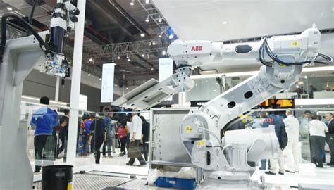 机器人时代，这家“超级工厂”为何花落上海 | 上海高质量发展调研行|界面新闻