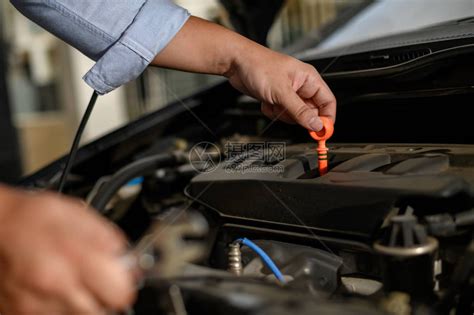 修理服务汽车修理工在车库汽车修理工作在高清图片下载-正版图片504446161-摄图网