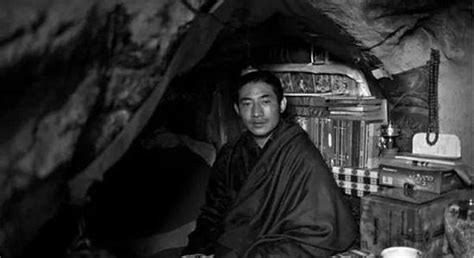 西藏闭关苦修的僧人, 十几年不能清洗身体, 用此辛酸方式排泄