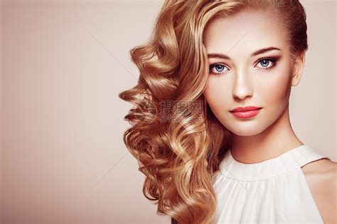 时尚的轻美女肖像与珠宝优雅的发型留着长长波浪头发的金发女孩完美的化妆美女风格的女人钻石配件高清图片下载-正版图片300458210-摄图网