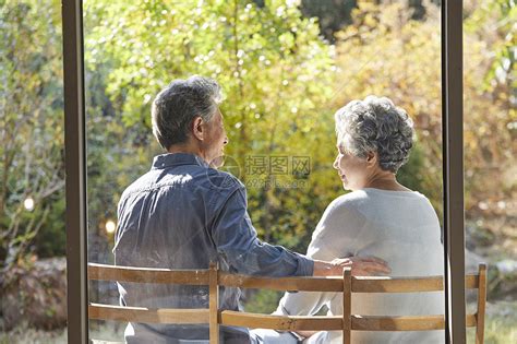 韩国人打破长凳家庭老夫妇丈夫妻子长椅休息高清图片下载-正版图片502144189-摄图网