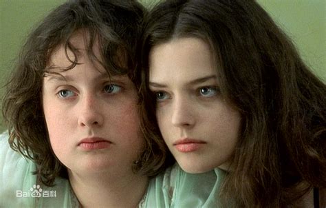 法国伦理片《姐妹情色》青春少女对情欲世界迷惘和憧憬