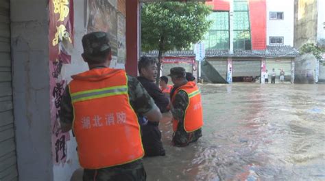 湖北随州：老人回家途中被洪水围困12小时 险丧命