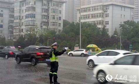 太原交警：比起抗洪一线淋点雨不算啥（图）_凤凰资讯