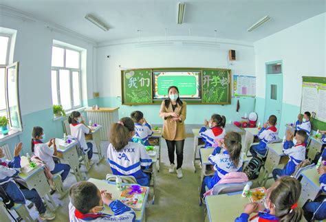 北京中小学开始陆续发放教材