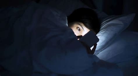别让手机毁了你的睡眠：睡前玩手机8分钟，兴奋超过1小时 - 知乎