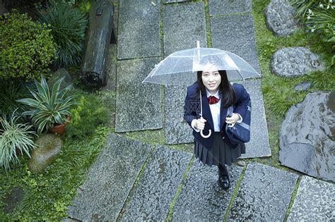 雨天撑伞上学的女高中生高清图片下载-正版图片502011544-摄图网
