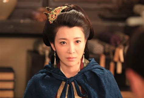 2001年，张棪琰因出演古装武侠剧《武林外史》中女主角朱七七，她跟沈海冰饰演的沈浪有浪漫的爱情，从此被观众熟知。