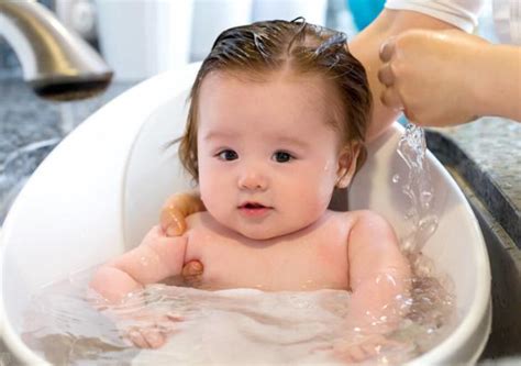 婴儿冲凉水温多少合适（冬天给宝宝洗澡）-幼儿百科-魔术铺