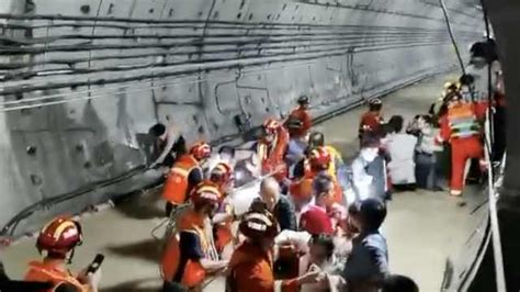 郑州地铁5号线亲历者：水淹到脖子，得救后大家让妇孺先走_凤凰网视频_凤凰网
