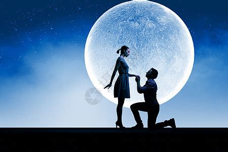 男人提出建议月光下浪漫情侣的剪影高清图片下载-正版图片300331077-摄图网
