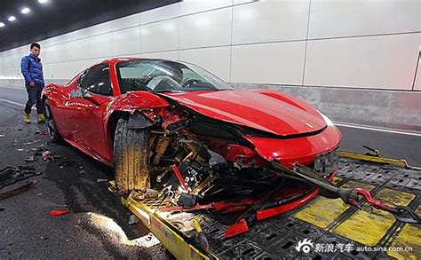 北京一法拉利撞墙解体 三人被甩车外 - 每日更新 - 华西都市网新闻频道