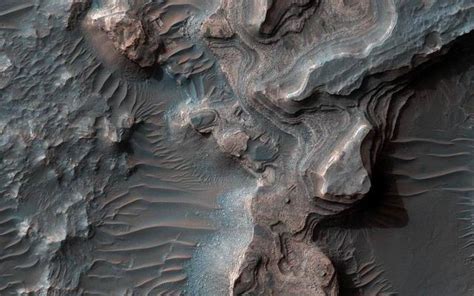 火星上，真的有水吗？如果有，是不是和地球上的水一样的呢？__凤凰网