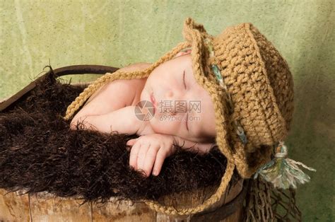 新出生的婴儿男孩穿着渔帽高清图片下载-正版图片503222056-摄图网