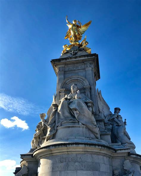 2022维多利亚女王纪念碑游玩攻略,纪念碑非常显眼的矗立在白金...【去哪儿攻略】