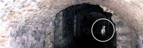 夜间空隧道图片-黑暗的有灯光的空隧道素材-高清图片-摄影照片-寻图免费打包下载