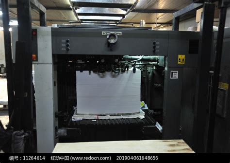 现代印刷厂传送器的工作高清图片下载-正版图片306820274-摄图网