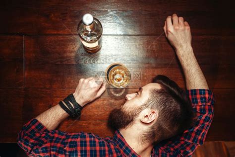 喝醉酒的男人睡在酒吧柜台上高清图片下载-正版图片302602475-摄图网