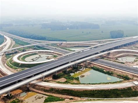 在李原乡魏桥村附近，阳新高速与商南高速柘城段交汇处，李原互通(主线及E、F、G、H匝道) 已全部施工完成。