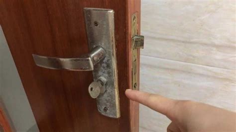 普通房门锁怎么开图解（锁断了怎么取出来）