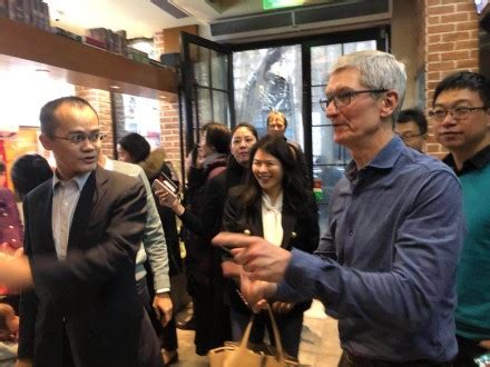 尴尬！苹果CEO库克现身中国，粉丝用华为合照……|苹果CEO|库克|捐赠_新浪新闻