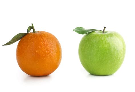 两个绿色的苹果和橘子被白色隔离高清图片下载-正版图片503254543-摄图网