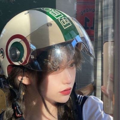 甜美女生头像带头盔真人