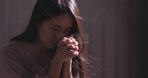 在黑暗中祈祷的基督徒女人高清图片下载-正版图片503401661-摄图网