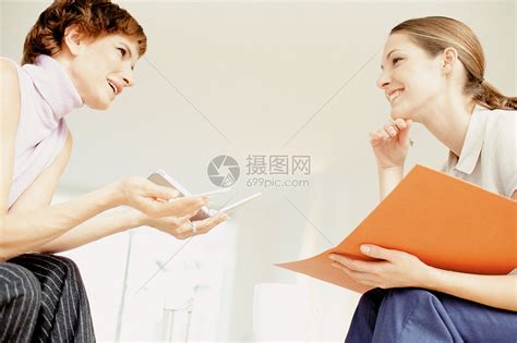 两个女人在说话高清图片下载-正版图片501463789-摄图网