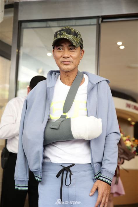 任达华被刺伤后出院！两度手术右手绑绷带恢复中 - 青岛新闻网