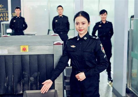 襄阳机场安检员帮助拐杖旅客，保障医护人员顺畅过检 - 民用航空网