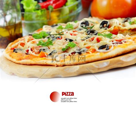 特写的披萨，番茄，奶酪，黑橄榄和辣椒。披萨必胜客高清摄影大图-千库网