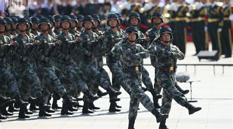 中国阅兵火了！解放军这一特殊动作，赢得全世界尊敬，场面太燃了_新浪新闻
