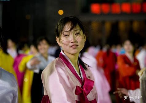 为中国旅游者进行表演的朝鲜舞蹈演员_新浪图集_新浪网