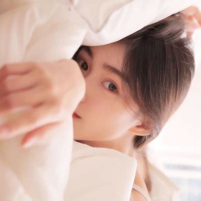微笑甜美女生侧脸头像