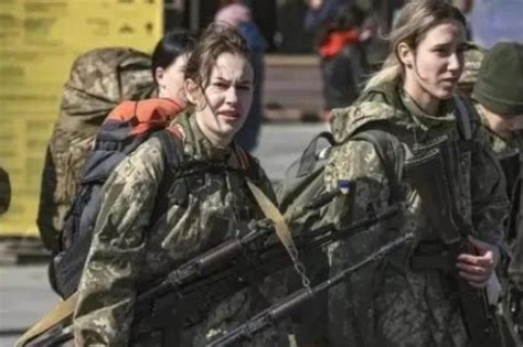 乌克兰女兵唱歌奔赴前线，俄方喊话：不要来送死