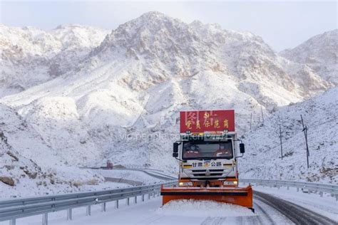 甘肃山丹：除雪保畅通-人民图片网