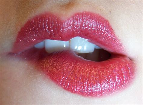 [17++] Astonishing Lips Kiss Close Up Wallpapers