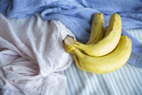 香蕉是我们日常生活中常见的水果。香蕉对肠道有滋润作用，有些人喜欢晚上吃。晚上可以吃香蕉吗？吃香蕉有什么好处？让我们一起想办法吧。