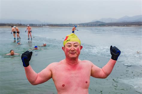 沈阳冬泳人不畏严寒 最高龄者达87岁