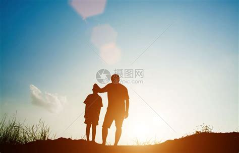 人们步行父亲和儿子在寻找未来光影概念夏天高清图片下载-正版图片308002642-摄图网