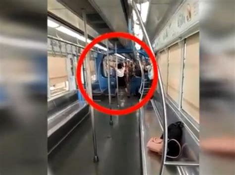 重庆地铁3号线女子疯狂撕咬男乘客还脱光衣服，男子满脸鲜血惨不忍睹_社会新闻_海峡网