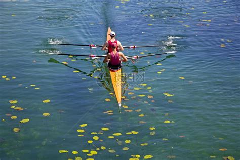 赛艇运动员四位女在蓝湖上划船队空中观蓝色的活动高清图片下载-正版图片307813378-摄图网