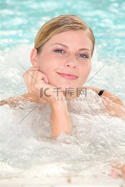 美丽的女子沐浴在水疗中心的按摩浴缸美女人物特写高清摄影大图-千库网