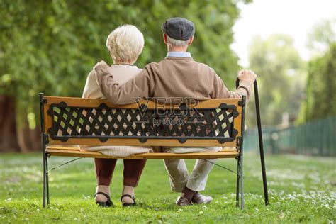 一对老年夫妇坐在公园的木凳上照片摄影图片_ID:163067058-Veer图库