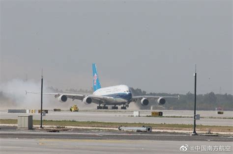 国航一架空客A330飞机降落后机翼与机坪视频监控杆剐蹭_航空要闻_资讯_航空圈